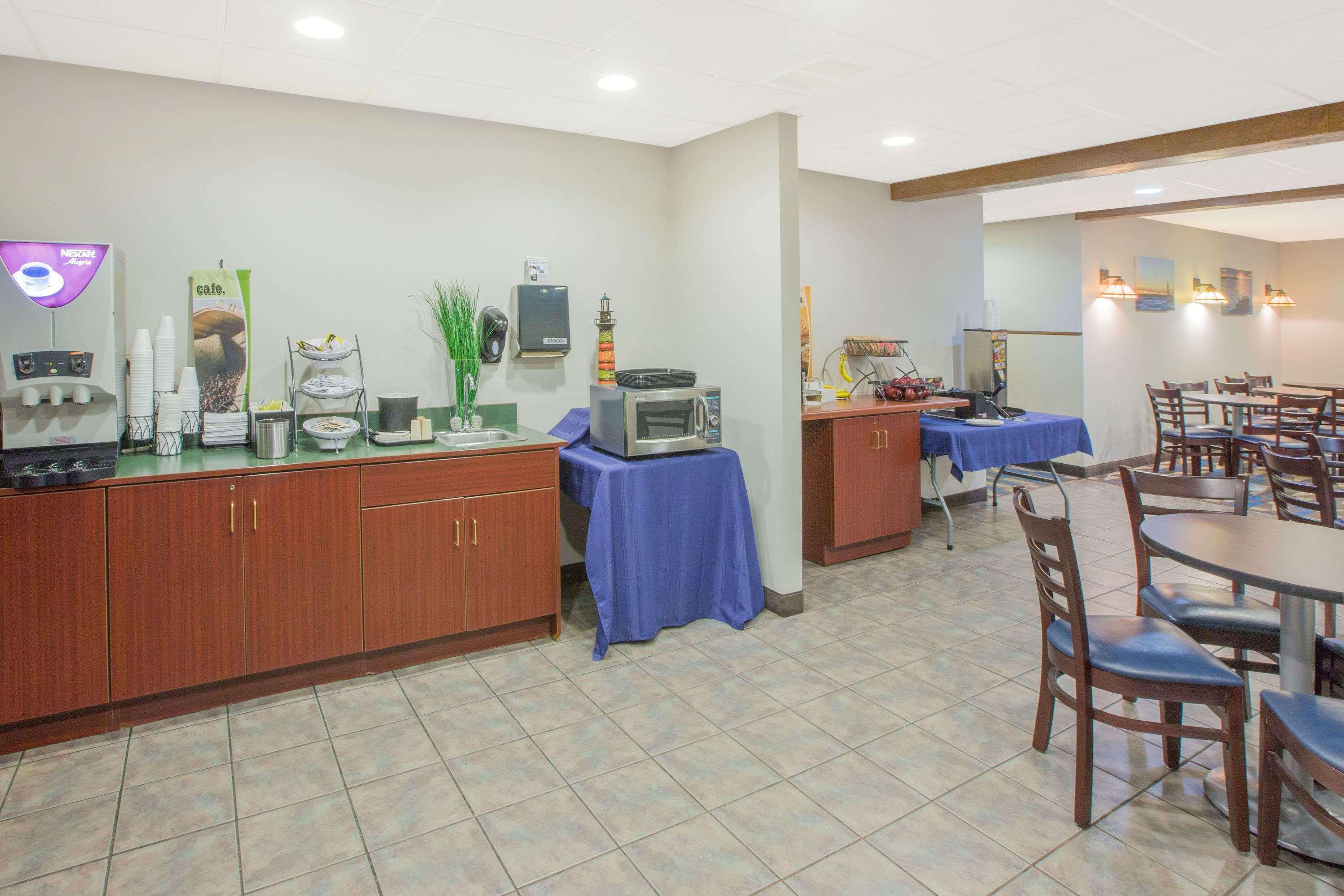 Microtel Inn And Suites Маністі Екстер'єр фото