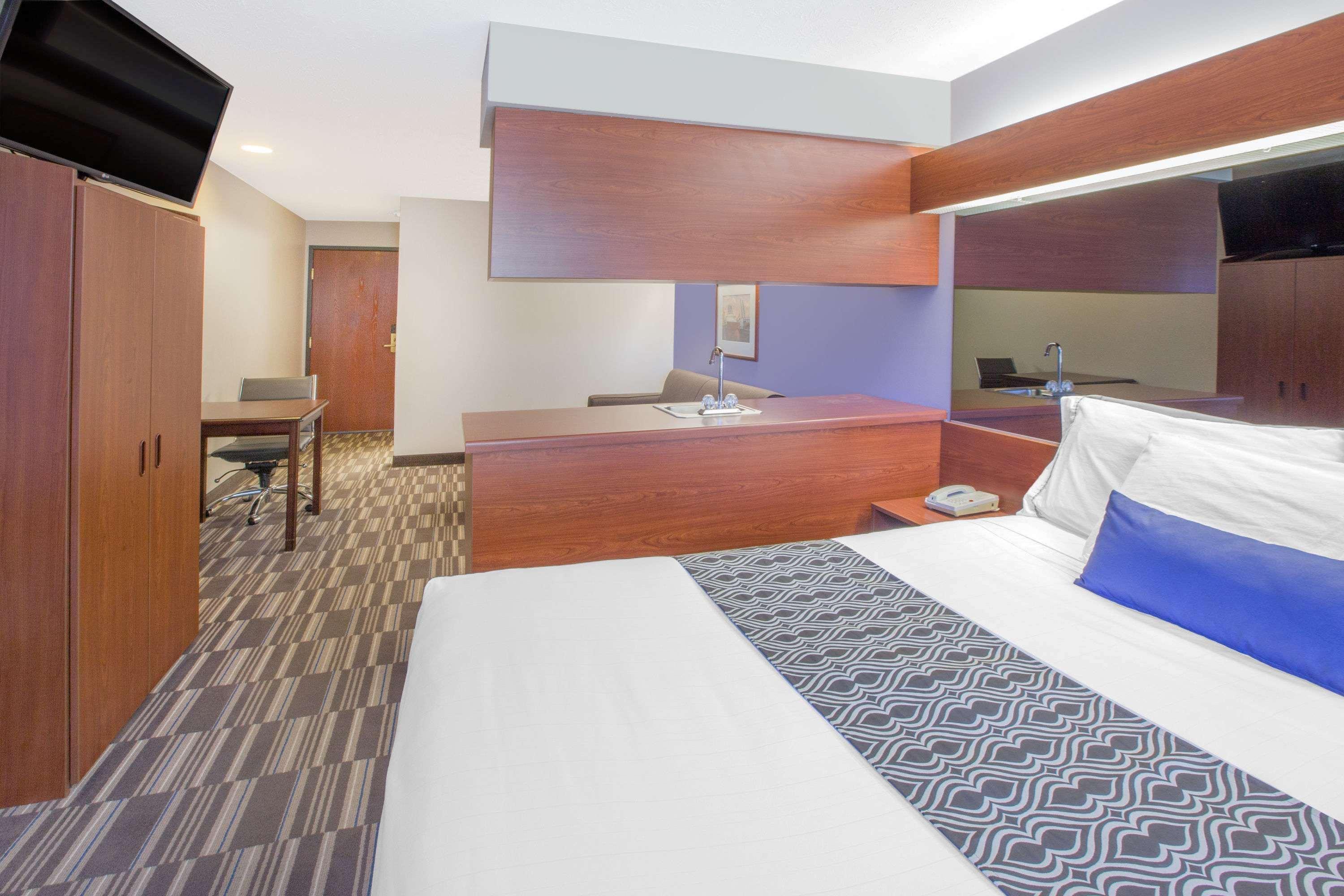 Microtel Inn And Suites Маністі Екстер'єр фото