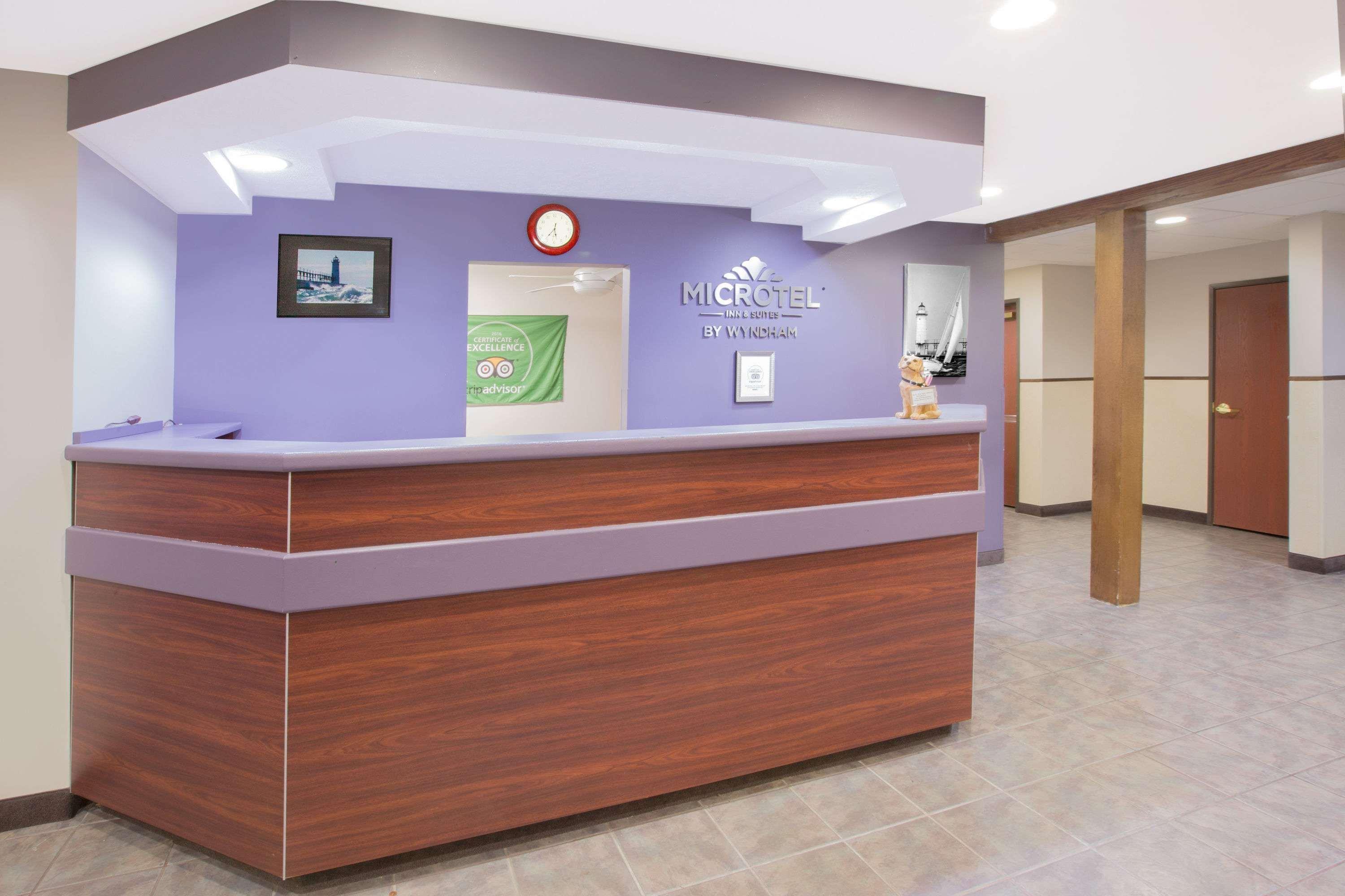 Microtel Inn And Suites Маністі Екстер'єр фото