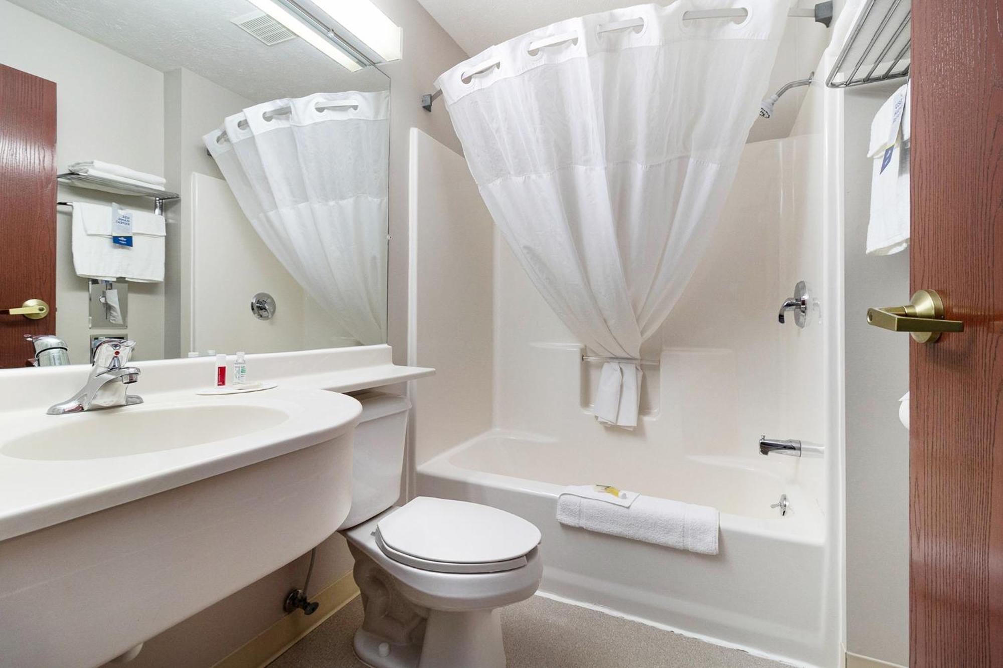Microtel Inn And Suites Маністі Екстер'єр фото