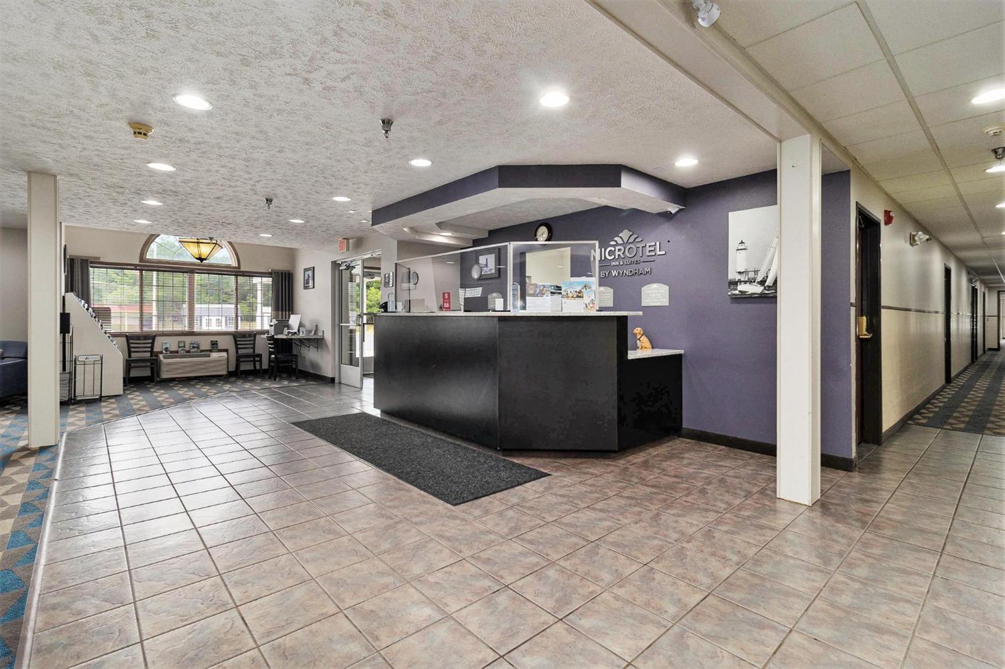 Microtel Inn And Suites Маністі Екстер'єр фото